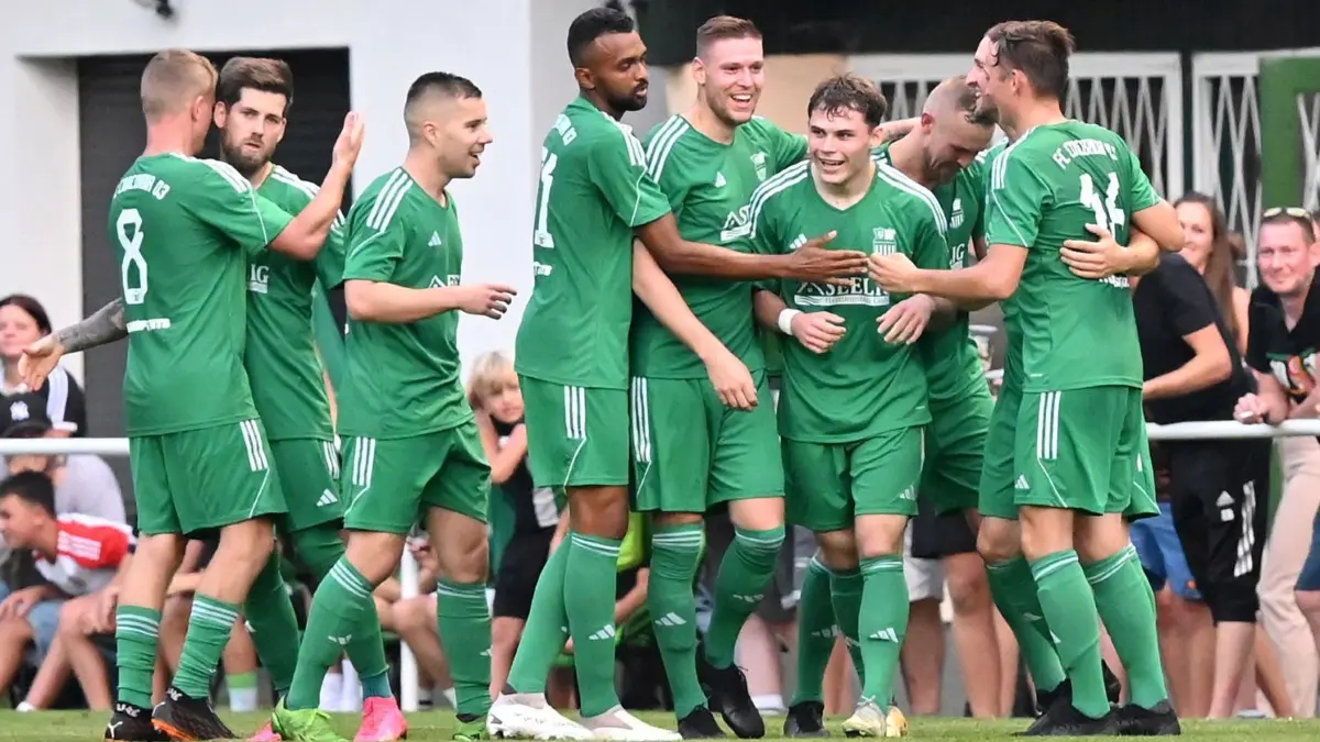 Noah Kerstein (Dritter von rechts) jubelt mit seinen Mannschaftskollegen vom FC Concordia Buckow/Waldsieversdorf über sein Tor beim ersten Saisonspiel der Fußball–Brandenburgliga gegen den Oranienburger FC Eintracht (4:4). Bei der 1:2–Niederlage beim Werderaner FC Viktoria zog sich der 21–Jährige einen Schlüsselbeinbruch zu.