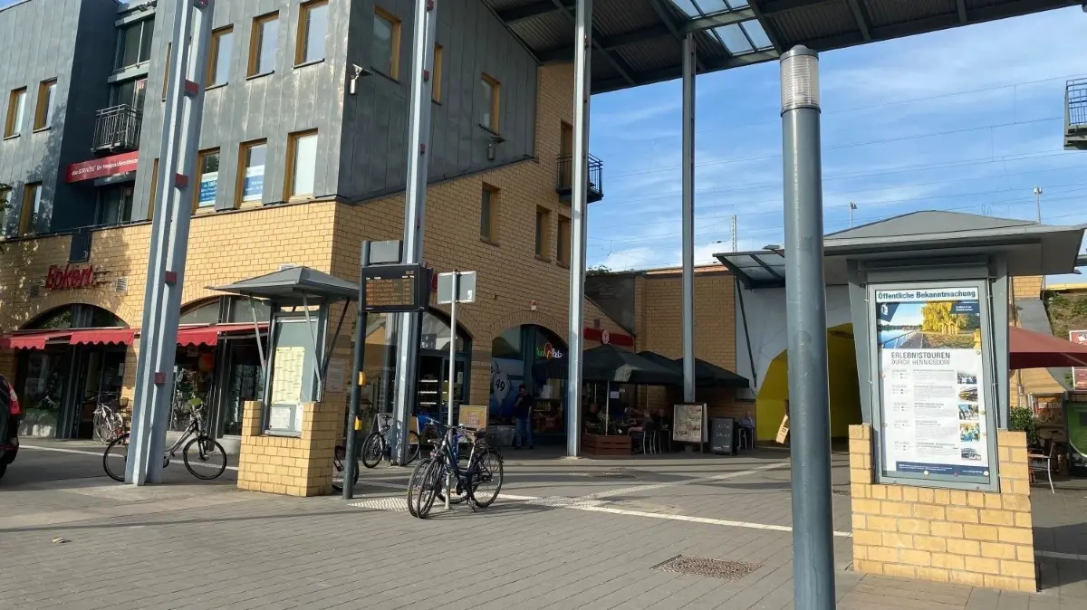 Messer-Angriff auf dem Postplatz in Hennigsdorf. Direkt am Bahnhof, nahe des Fußgängertunnels fand der Angriff statt.