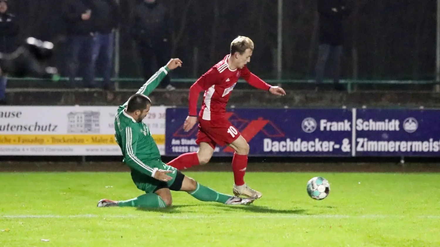 Ungeliebte Marke gesetzt: Mit der Nachholpartie am 23. November wurde die Hinrunde im brandenburgischen Amateurfußball gestoppt. Preussen Eberswalde bezwang Union Klosterfelde mit 2:0. Der Eberswalder Filip Anic (links) grätschte gegen John Lormis.