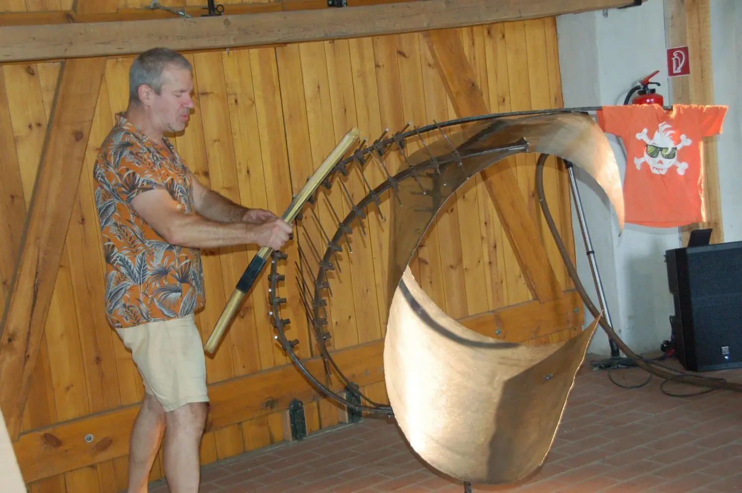 Antenne als Musikinstrument: Jan Heinke von Sammeltonium Wunderland aus Dresden beim Tag des Sammelns am 7. August im Oderbruchmuseum Altranft.