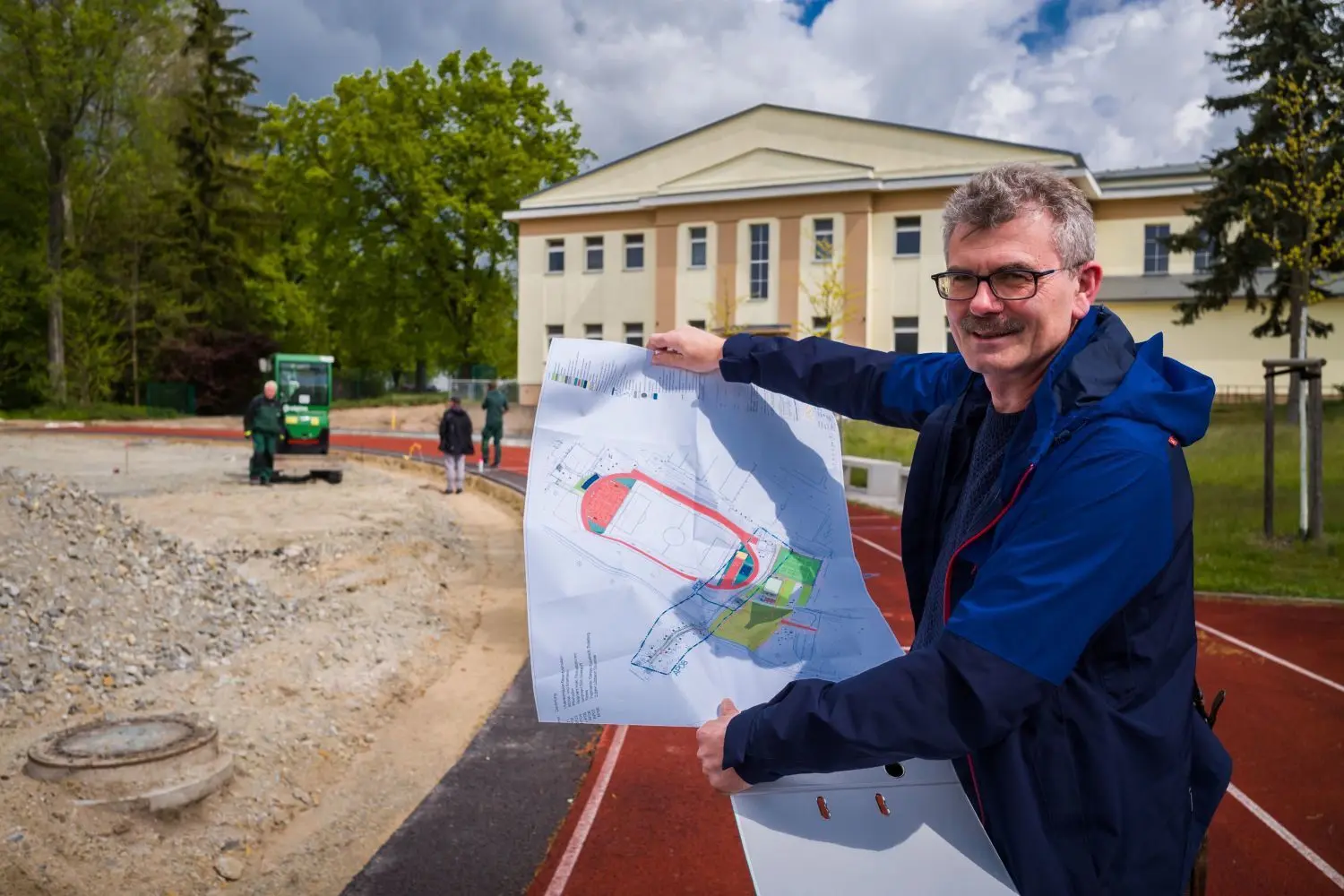 Im Beeskower Sport- und Freizeitzentrum entstehen neue Sprunganlagen und ein Bolzplatz. Die Laufbahnen werden erneuert. Grund ist, den Bau von neuen Sporthallen vorzubereiten. Mario Gericke überwacht die arbeiten für die Stadt Beeskow.