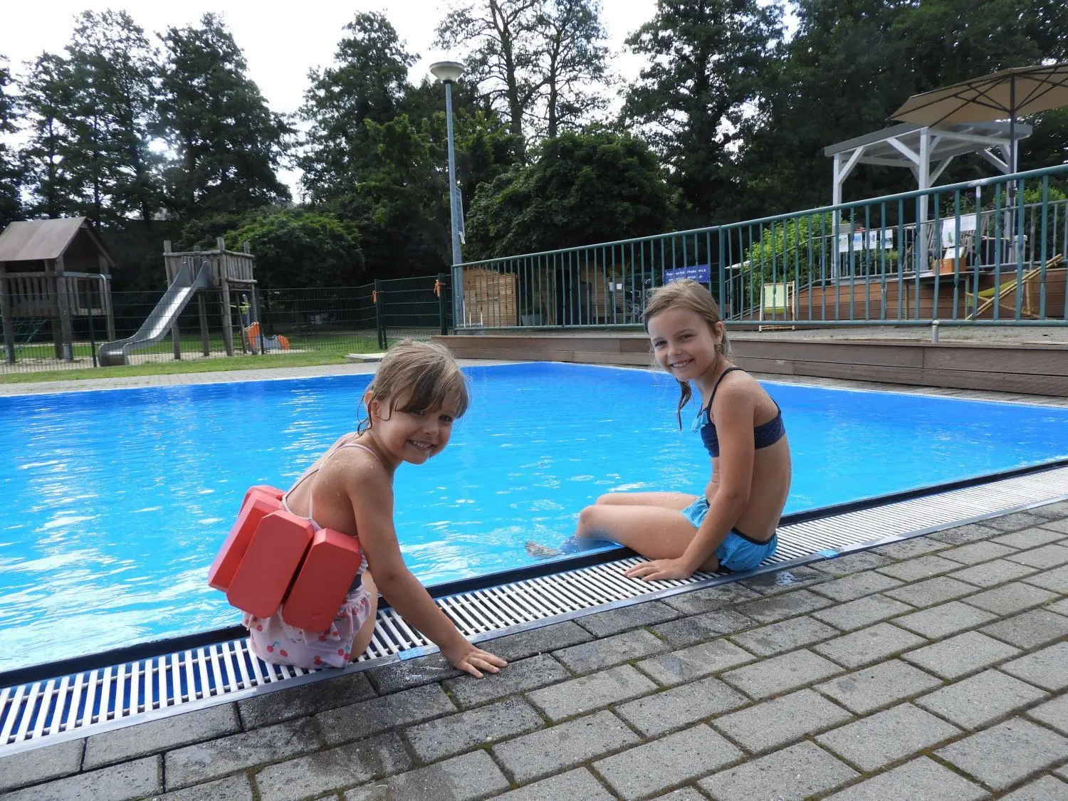 Genießen die schönen Tage im Freibad in Fredersdorf: Inga und Klara (v.l.). Montags bleibt das Bad nun geschlossen.