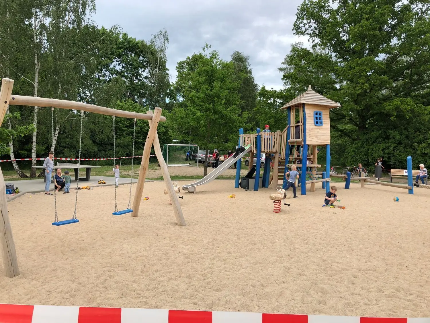 Die Kinder hatten ihren Spaß und nutzten ausgiebig die Spielgeräte am Spielplatz in Amalienfelde.