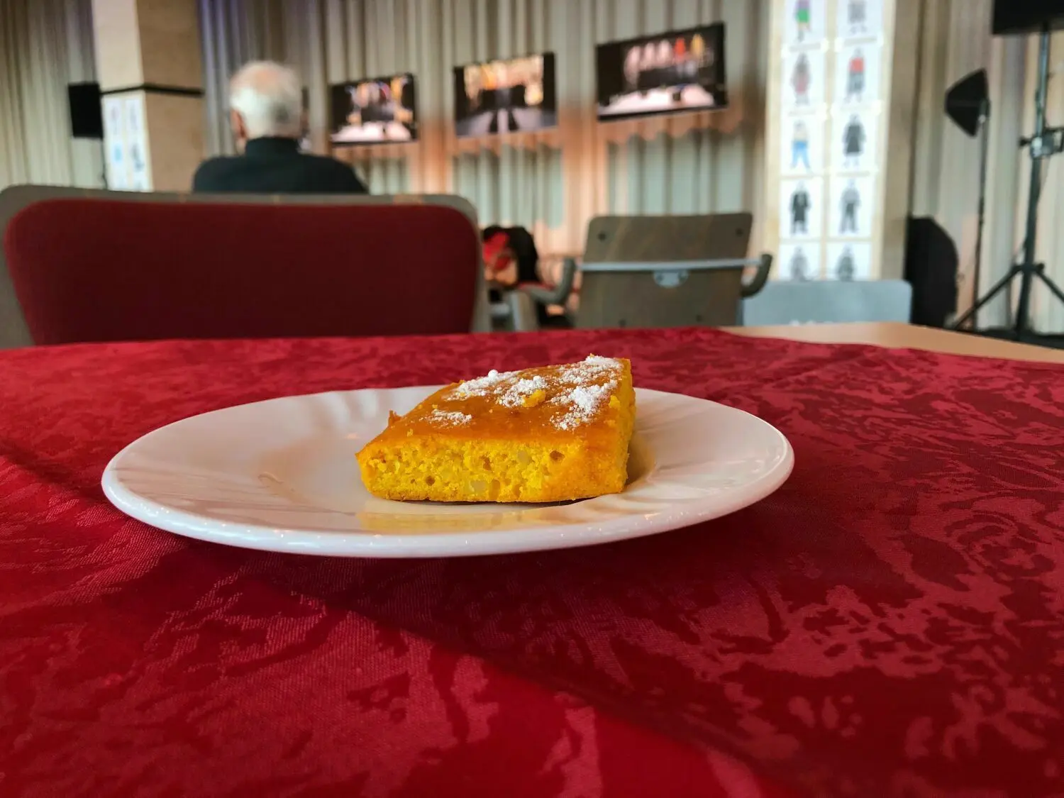 Ein Malai-Kuchen wird in Rumänien häufig verzehrt. Er besteht aus Kurkuma und Polenta. Dieser wurde von UBS-Schauspieldirektor Tilo Esche gebacken, nach dem dieser ihn in Rumänien häufiger gegessen hatte.