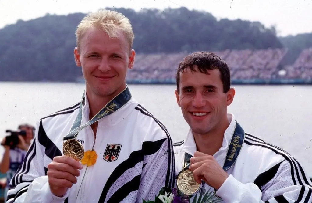 Bildnummer: 00032687 Datum: 04.08.1996 Copyright: imago/Camera 4 Kay Bluhm (li) und Torsten Gutsche zeigen stolz ihre Goldmedaillen; Kay Bluhm, Thorsten Gutsche (Deutschland) XXVI. Olympische Sommerspiele, Kajak, Zweier, K 2 500 m, Finale, Sprint, Kurzstrecke Atlanta Lake Lanier Freude, Kanu OS Sommer Herren Doppel USA optimistisch Personen