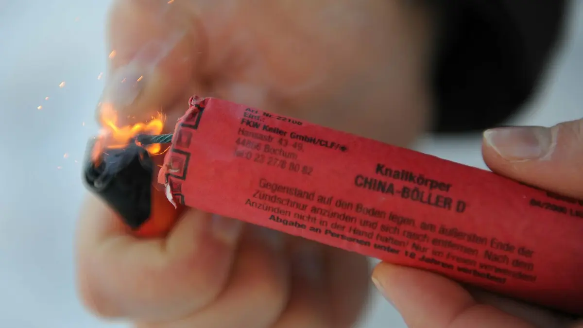 Ein Feuerwerkskörper wird entzündet. In Kinderhänden ist Pyrotechnik eher fragwürdig – vor allem, wenn Polizeibeamte mehr als 900 Stück im Kinderzimmer finden. Weil die Lage so unübersichtlich war, rückte der Kampfmittelbeseitigungsdienst an. Jetzt stand die Mutter vor Gericht. ⇥
ARCHIV - Ein Mann zündet einen Knallkörper der Klasse 2 am Dienstag (21.12.2010) in München (Oberbayern). Knallkörper der Klasse 2 dürfen nur von Personen ab 18 Jahren frei erworben werden. Der Psychologe Alfred Gebert hat erforscht, warum viele Männer zu lauten Böllern greifen und Frauen eher bunte Fontänen bevorzugen. Foto: Marc Müller (zu dpa-Meldung und Interview vom 28.12.2010) +++(c) dpa - Bildfunk+++
Am 11.01.2012 von Ana Maria Borrero Martinez ins DESK 36837008 gestellt mit der Bemerkung:
