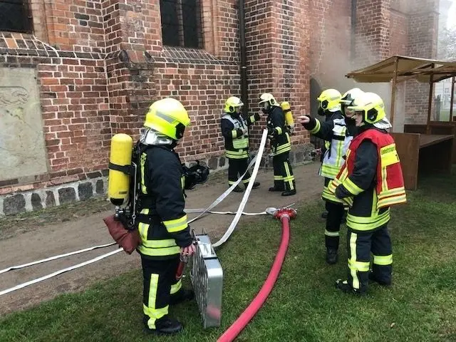 Einsatzkräfte der Feuerwehr an der Maria-Magdalenen-Kirche in Eberswalde