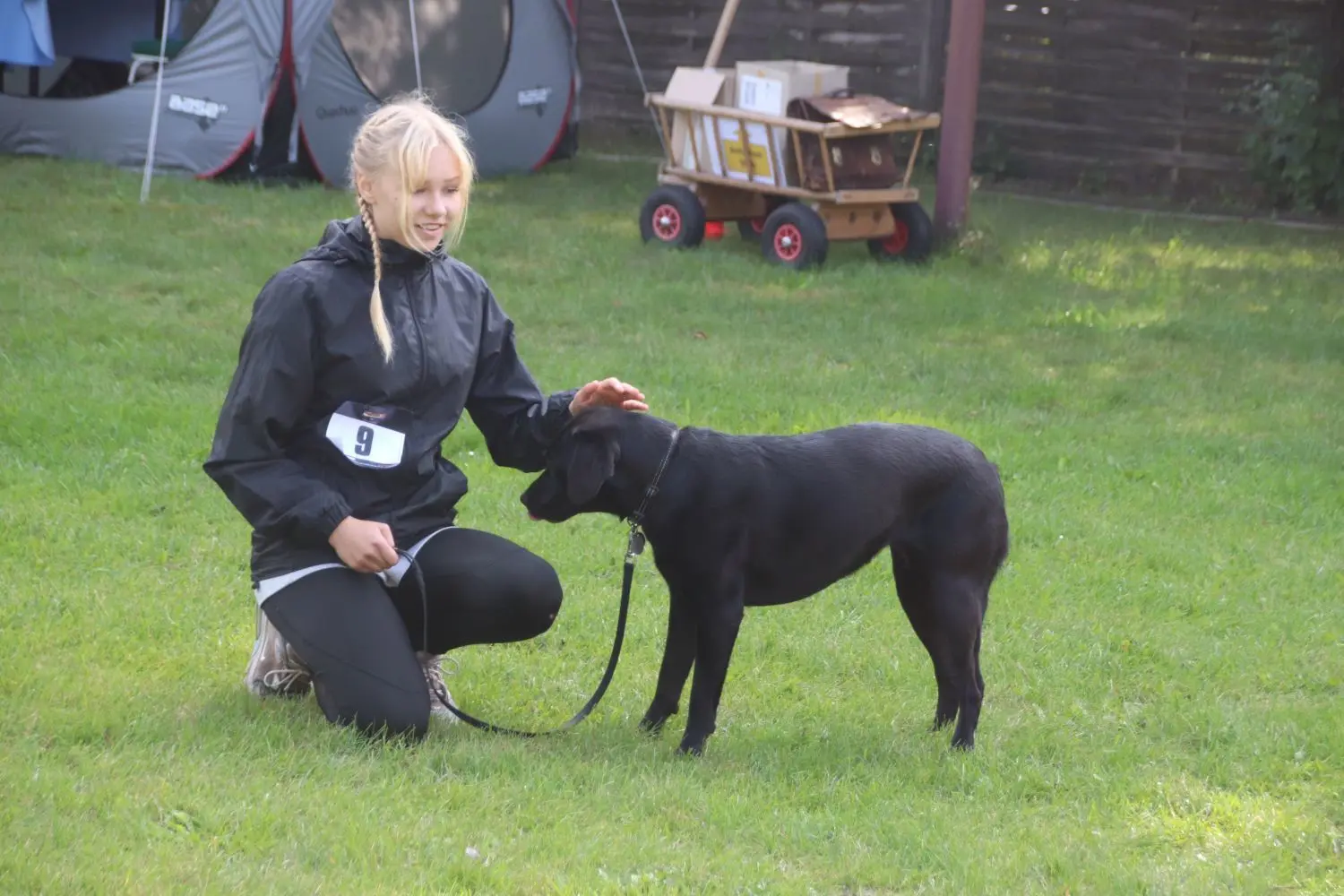 Die 15-jährige Nikita Sebastian aus Kieselwitz freut sich mit ihrem Labrador über 99 Punkte.