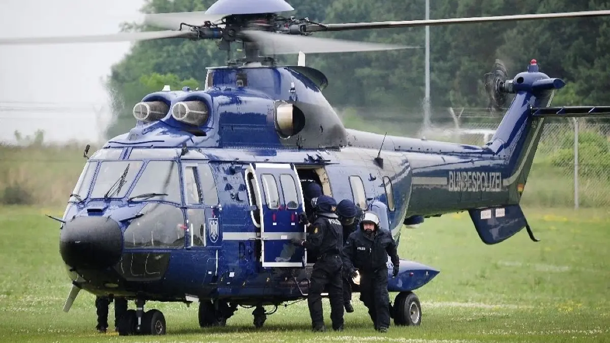 Für die Suche nach flüchtigen oder vermissten Personen setzen Landes- und Bundespolizei (Archivbild) häufig einen Hubschrauber ein.
ARCHIV - 27.06.2012, Brandenburg, Blumberg: Ein Hubschrauber vom Typ Eurocopter AS 332 Super Puma wird auf dem Gelände der Bundespolizeifliegerstaffel in Blumberg bei einer Übung eingesetzt. (zu dpa: "Ob Patriot, Survivor oder Jetski, ob Terrorgefahr oder Elektromobilität: Die Polizei rüstet auf, Fuhrpark und Flotte werden immer vielfältiger: zu Wasser, zu Lande und in der Luft.") Foto: Hannibal Hanschke/dpa +++ dpa-Bildfunk +++