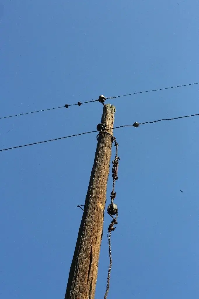In die Jahre gekommen: Freileitungen in der Bruchmühler Str.