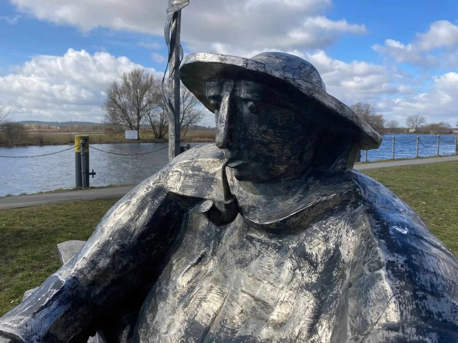 Ein Fischer erinnert am Havelufer an die Zeit, als Premnitzer noch vom Fischfang lebten. Die Plastik stammt vom Rathenower Künstler Volker Michael Roth (1944-2008).