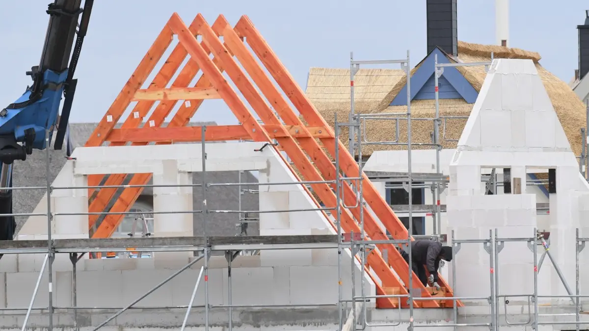 Interessant für Investoren: In der Gemeinde Woltersdorf sind aktuell acht Bau-Projekte in Planung.
26.09.2018, Mecklenburg-Vorpommern, Parow: Ferien-Immobilien werden in Parow bei Stralsund vom Bauträger und Vermarkter Bonava gebaut. In Bauabschnitten entstehen 53 reetgedeckte Ferienhäuser auf Einzelgrundstücken. Sieben verschiedne Haustypen zwischen 97 und 134 Quadratmetern können gebaut werden. Die Gebäude haben drei bis fünf Zimmer. Die Preise für Ferienwohnungen an der deutschen Ost- und Nordseeküste sollen nach Einschätzung des Hamburger Immobilienmaklers Engel & Völkers weiter steigen. Foto: Stefan Sauer/dpa-Zentralbild/ZB +++ dpa-Bildfunk +++