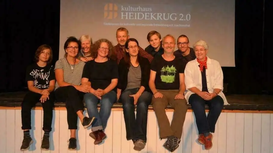 Tatkräftiges Team: Viel ehrenamtliche Arbeit war notwendig, um den Heidekrug-Saal in Joachimsthal wiederherzurichten. Aktuell gibt es rund 60 Mitglieder im Verein „Kulturhaus Heidekrug 2.0“, 25 davon arbeiten regelmäßig mit.