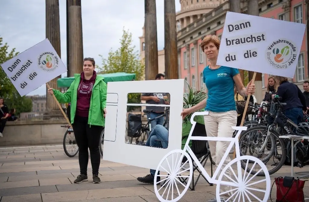 Start der Volksinitiative für eine Verkehrswende: Mitglieder des Verkehrsclubs Deutschland und Unterstützer am Donnerstag auf dem Steubenplatz vor dem Landtag.