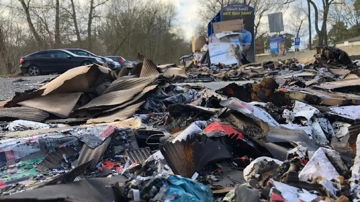 47 öffentliche Stellplätze gibt es in Oberhavel, an denen auch Papier gesammelt wird. Die Behälter gegenüber der Polizeihochschule fackelten kürzlich ab. Papier wird dort trotzdem abgestellt.
Stellplatz AWU Glas und Papier Oranienburg gegenüber Polizeihochschule