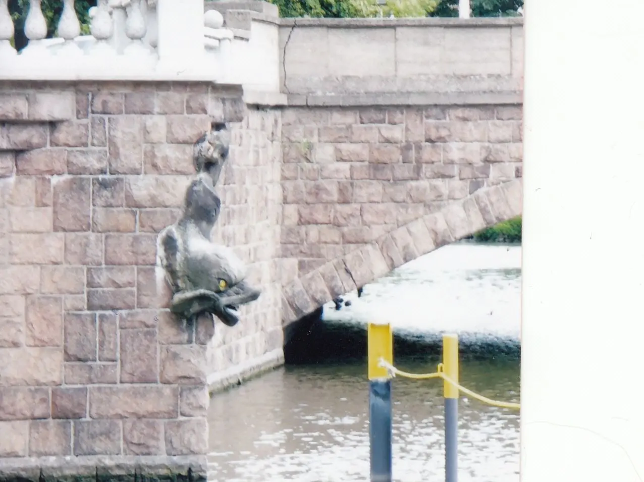 An der ebenfalls aus Porphyrsteinen errichteten Mauer innerhalb des Brückenensembles befindet sich dieser Delphin, der eigentlich zur Tritonengruppe (Dominsel) gehört.