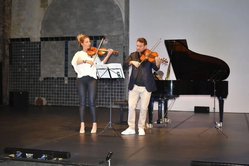 Begeisterten mit Violine und Viola: Rosanne Philippens und Adrien La Marca beim Abschlusskonzert