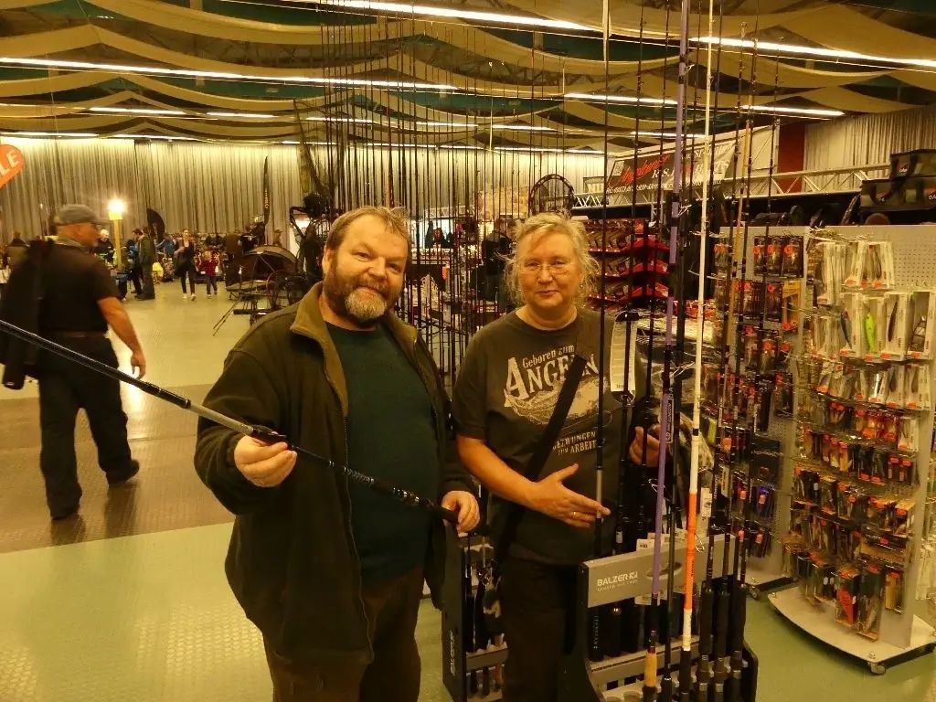 Innovationen für Hobby-Angler und Profis: Bernd und Silvia Lindner sind begeistert von in die Angelruten integrierten Schnüren. Sie besuchen die Angel-Expo bereits zum zweiten Mal.