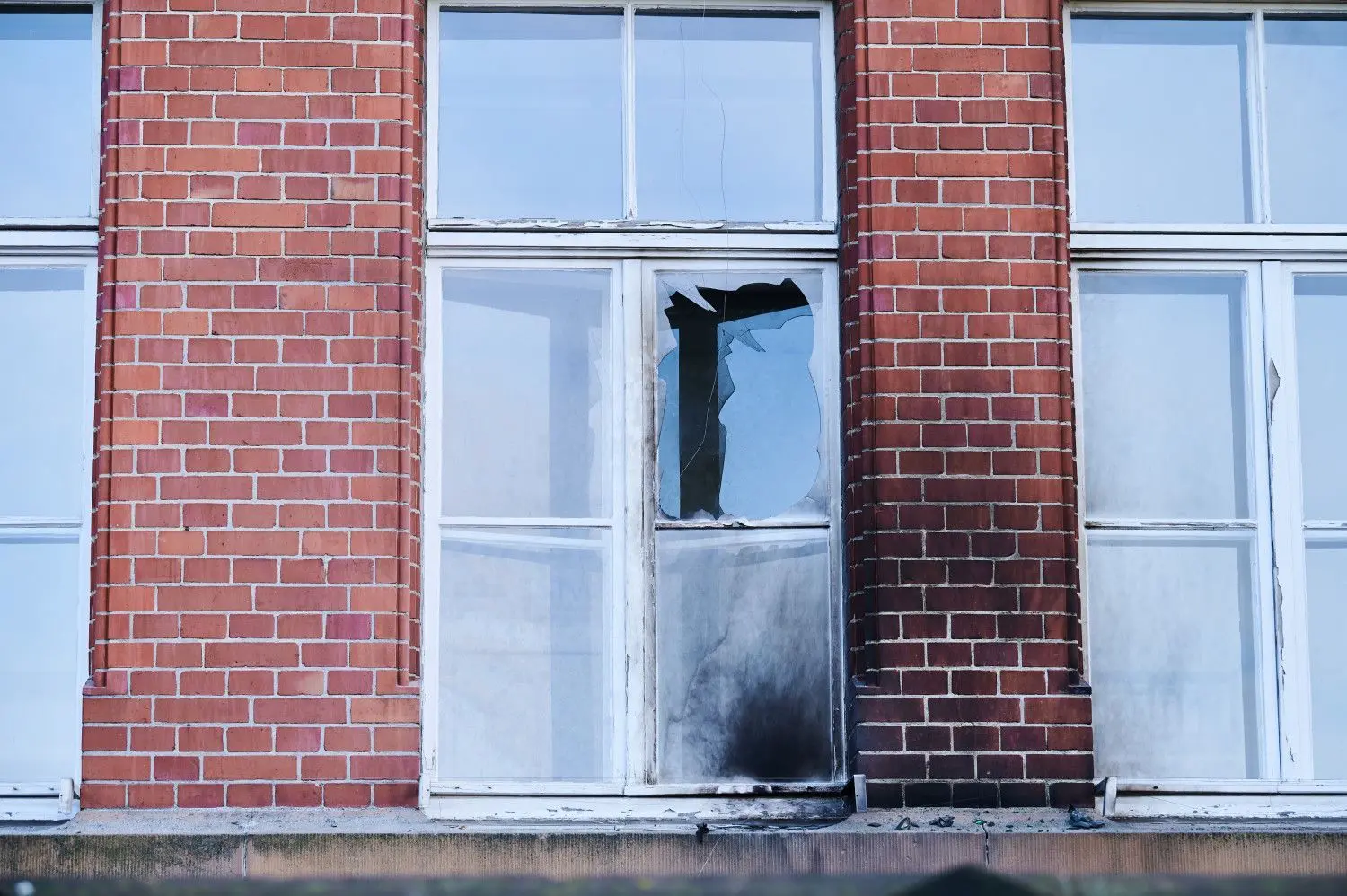 Eine zerbrochene Fensterscheibe und Rußspuren am Gebäude des Robert Koch-Instituts in der General-Pape-Straße in Berlin. Laut Polizei wurde das Gebäude in der Nacht zu Sonntag, 25.10.2020 mit Flaschen und Brandsätzen beworfen.