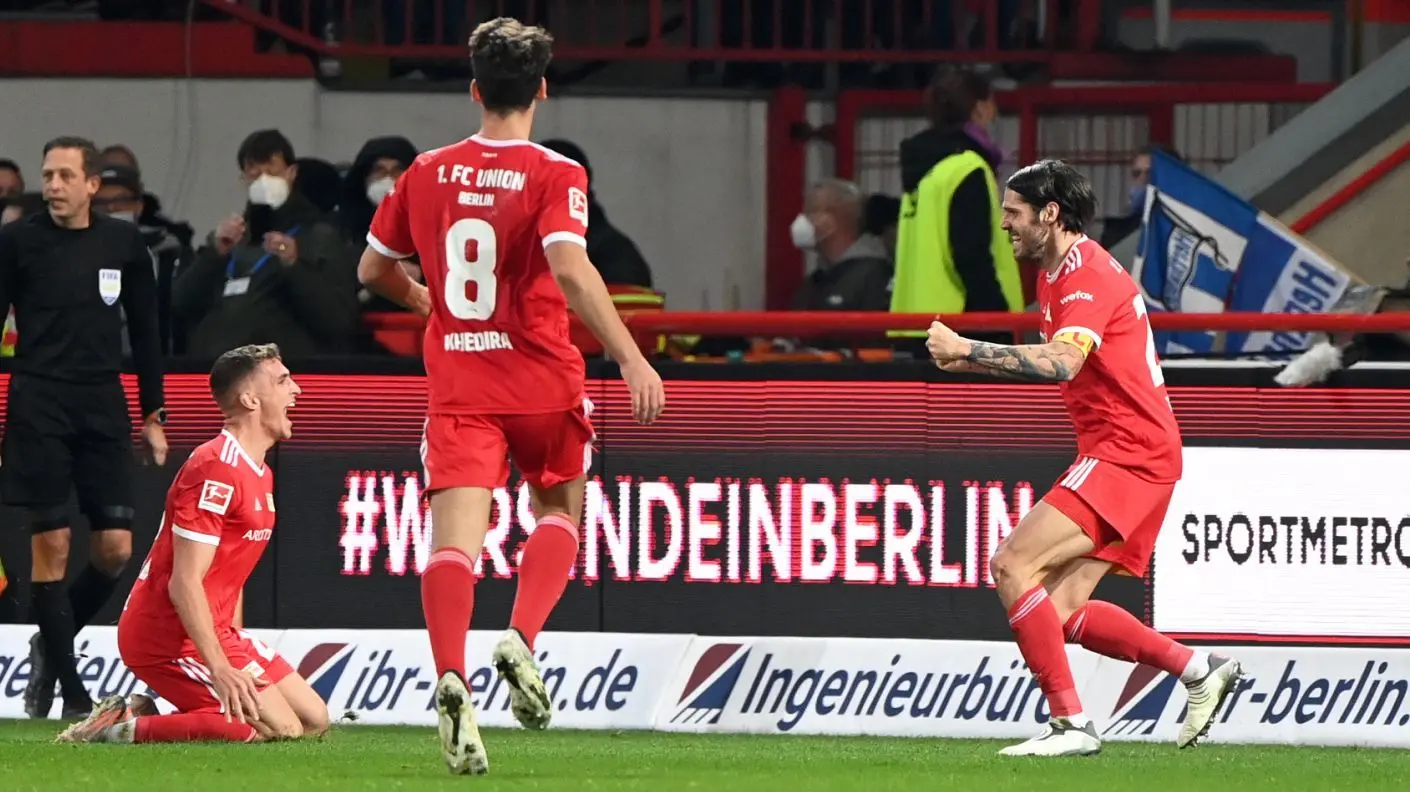 Torschütze Christopher Trimmel (r.) von Union Berlin jubelt gemeinsam mit Gischa Prömel (l.) und Rani Khedira über den Treffer zum 2:0.
