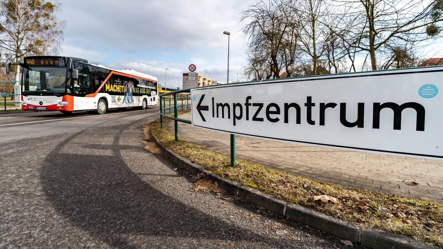 Der Weg zum Impfzentrum: In der Grabow-Sporthalle in Prenzlau laufen sechst Impfstrecken im Hochbetrieb. Über 800 Menschen pro Tag schafft die Einrichtung.
