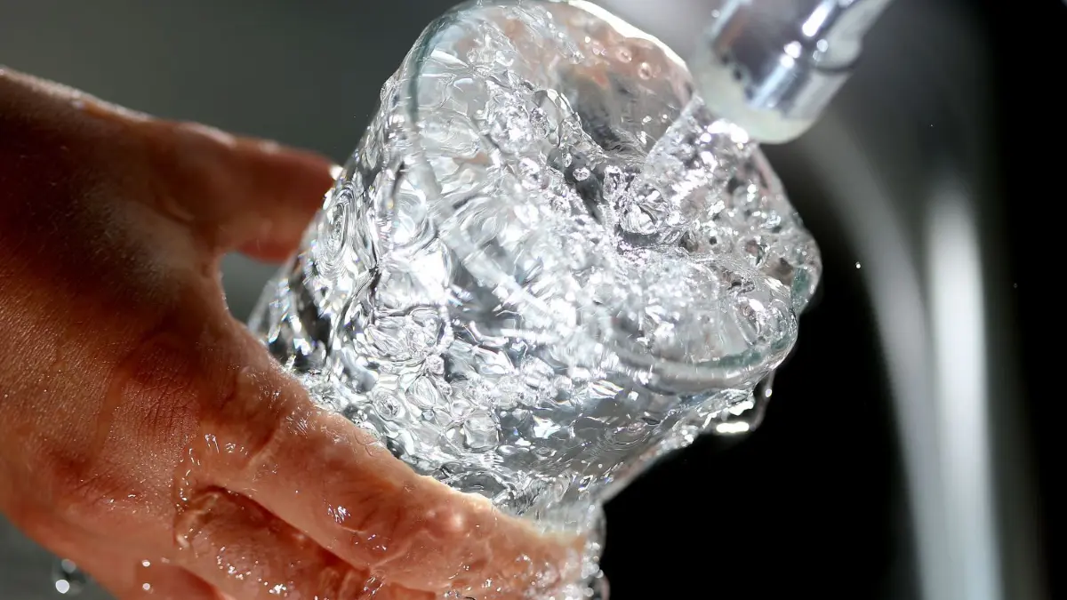 Sprudelndes Trinkwasser läuft aus dem Wasserhahn - die Kosten dafür werden 2024 im Verbandsgebiet des WAV Panke/Finow steigen.
ARCHIV - Trinkwasser läuft aus Wasserhan sprudelnd am 25.07.2013 in Köln in ein Glas. Die Berliner haben in diesem Jahr trotz des regenreichen Sommers bislang kaum weniger Wasser verbraucht. Bis Ende August verkauften die Berliner Wasserbetriebe rund 142 Millionen Kubikmeter Trinkwasser - etwa vier Mal so viel wie in den Großen Müggelsee passt. Das waren knapp 3 Millionen Kubikmeter weniger als im vergleichsweise trockenen Vorjahreszeitraum. Foto: Oliver Berg/dpa +++(c) dpa - Bildfunk+++