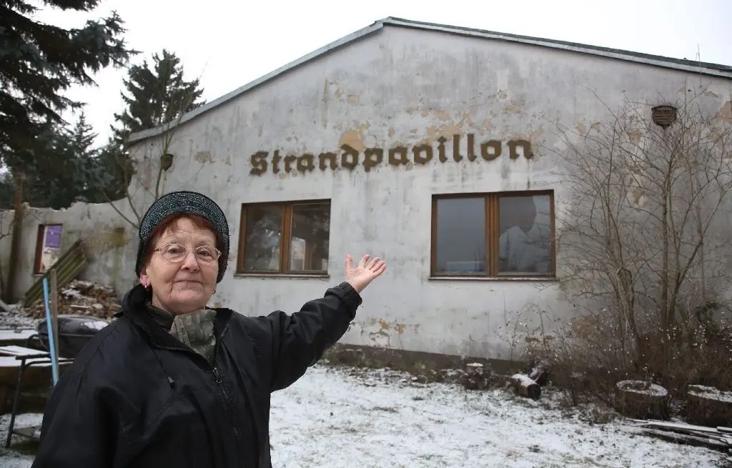 Traditionshaus ade: Irene Höhns hat 22 Jahre im Strandpavillon gearbeitet. Gleich nebenan wohnt sie und hat den Abriss beobachtet.