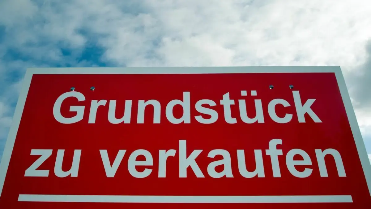 Auch in ländlichen Regionen steigen die Bodenwerte, es ist eine gute Zeit Häuser zu verkaufen. Wer hingegen Grundstücke kaufen will, weiß nicht ob es sich lohnt, auf fallende Preise zu warten.
Ein Schild mit der Aufschrift «Grundstück zu verkaufen» steht an einer Straße. (zu dpa «Immobilien-Bundesanstalt verkauft vor allem an privat») +++ dpa-Bildfunk +++