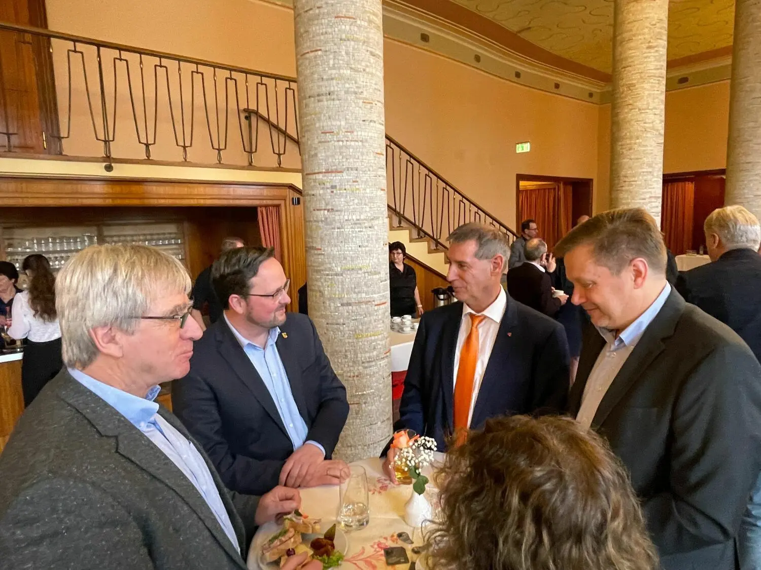 Zu den Gästen des Neujahrsempfangs gehörten auch die beiden Kandidaten für die Landratswahl Frank Steffen (SPD, rechts) sowie Sascha Gehm (CDU, dritter von rechts), die sich bei Frank Balzer erkundigten, wie es Eisenhüttenstadt geht.