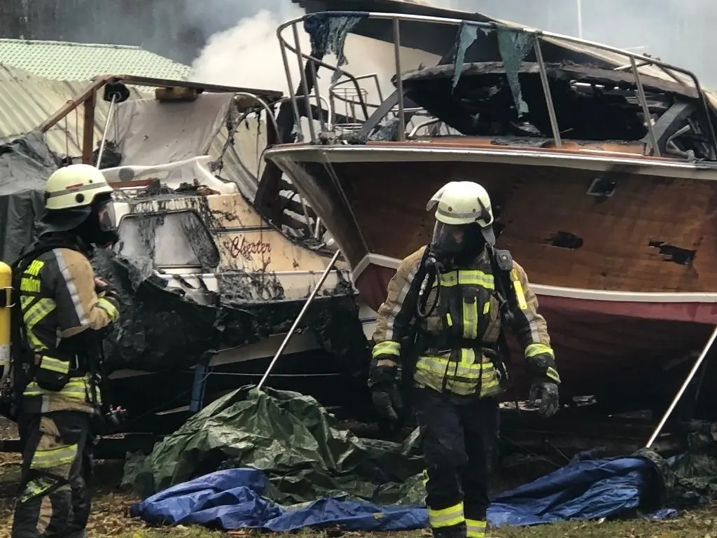 Großeinsatz am Hafen: Mehr als 70 Feuerwehrleute waren am 15. November vor Ort. 30 Boote konnten nicht mehr gerettet werden.