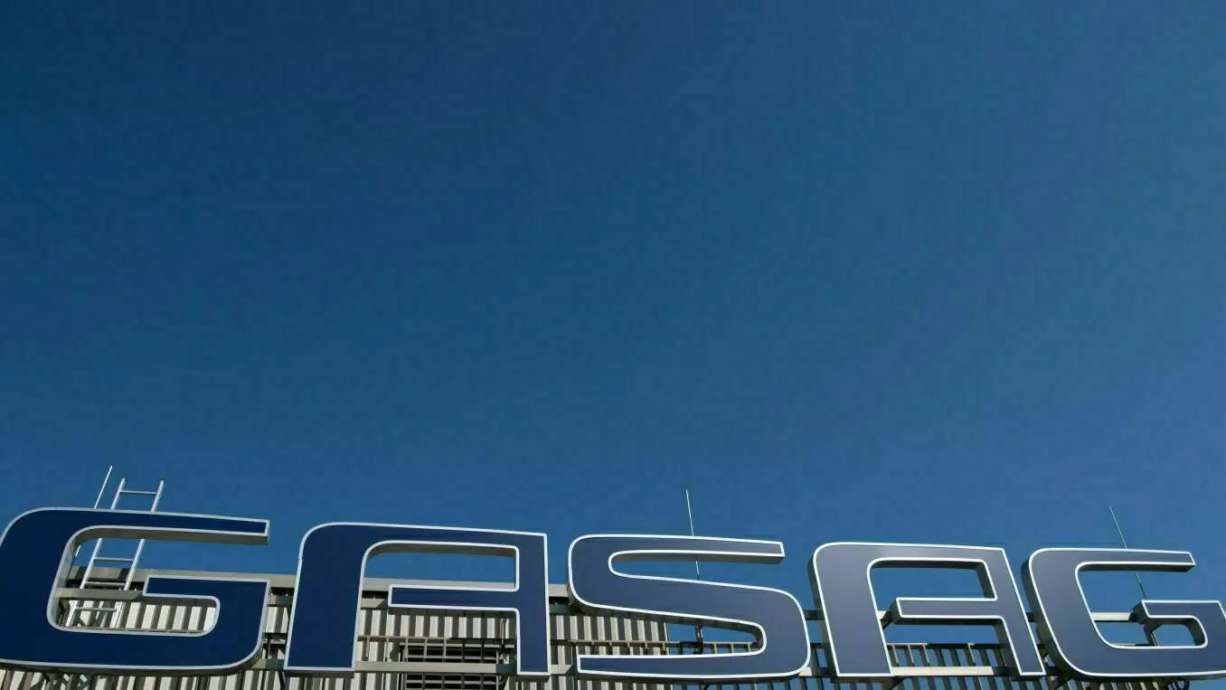 Die Gasag will die Preise für Gas wieder senken. (Symbolbild) Hier ist das Logo des Unternehmens auf der Zentrale in Berlin zu sehen.