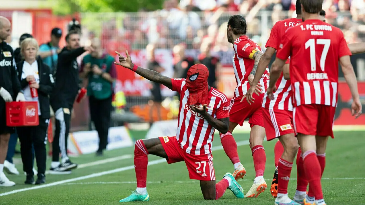 Sheraldo Becker (links) feierte seinen Treffer zum 2:0 gegen Freiburg mit einer Spiderman-Maske.