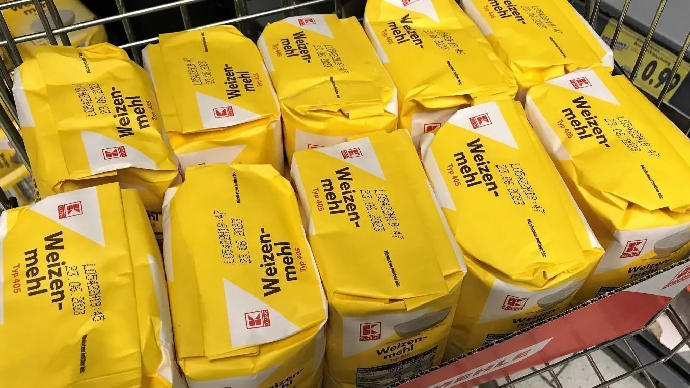 Zu viel im Korb: Auch Mehl wird in vielen Kaufhallen längst rationiert verkauft – begrenzt auf vier Packungen pro Kunde.