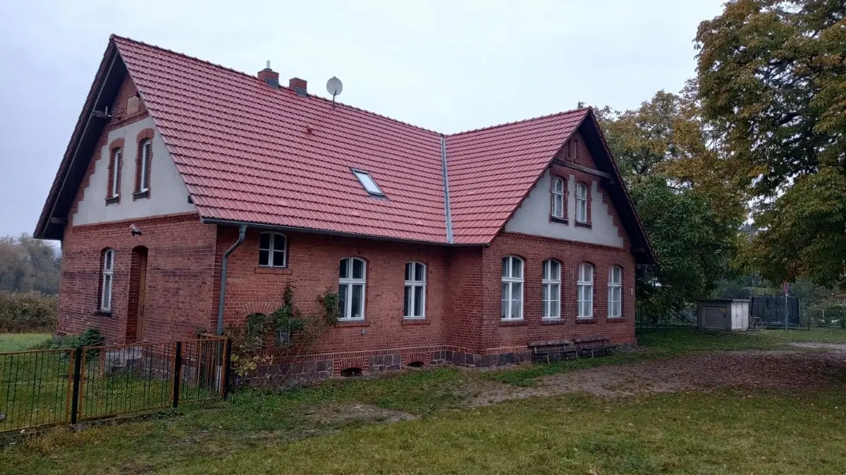 Wohnen bei Eberswalde – in Serwest soll ein Dorfmittelpunkt entstehen, doch die Kassenlage ist angespannt.
Herbstliches Wetter in Serwest. Das jetzige Gemeindehaus könnte zum Dorfgemeinschaftshaus umgewandelt werden.