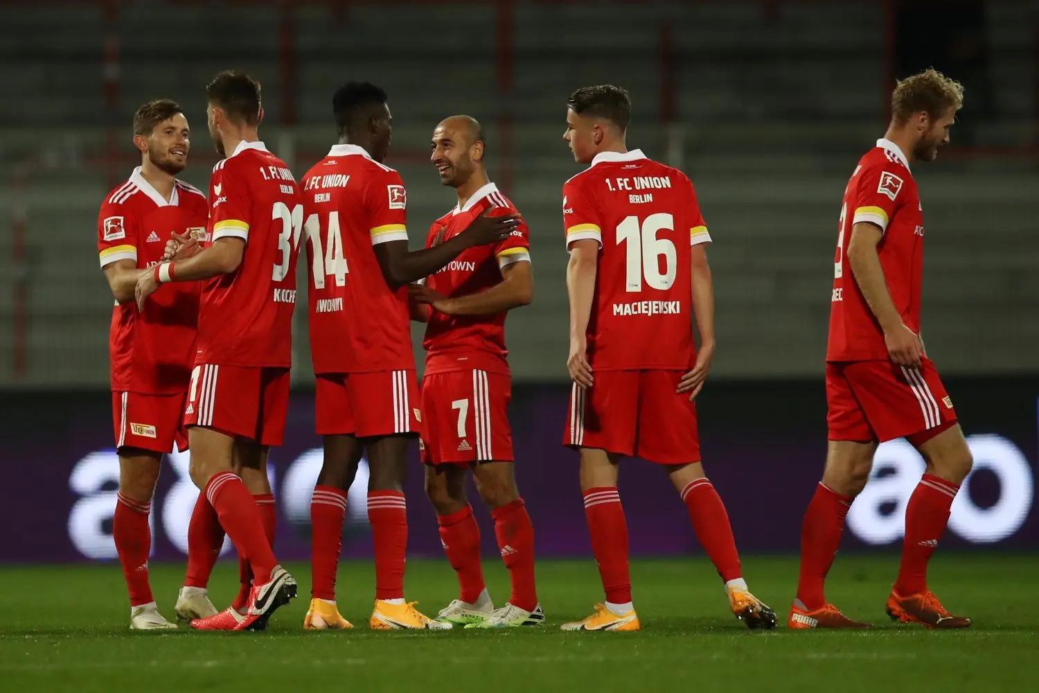 Tim Maciejewski (Nummer 16) und die Spielern des 1. FC Union Berlin feiern den 5:0-Heimsieg über Arminia Bielefeld.