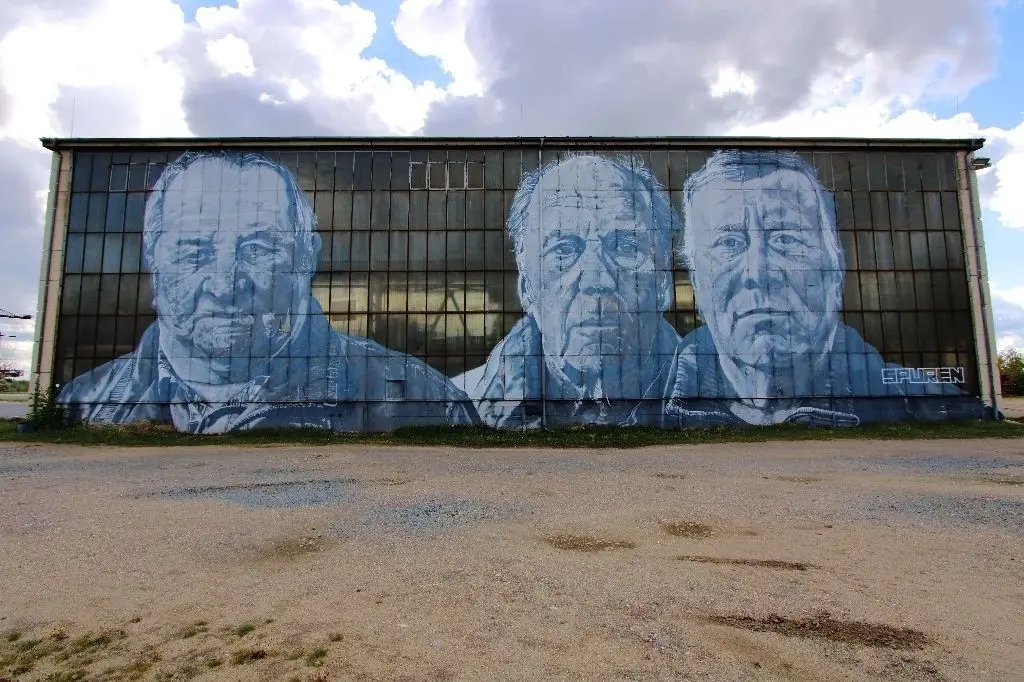 Links: An einer Halle hat der Graffiti-Künstler Hendrik Beikirch alias "ecb" ehemalige Bergleute verewigt. Unten: Der Bagger "Big Wheel" verfügt über ein 8,4 Meter hohes Förderrad.