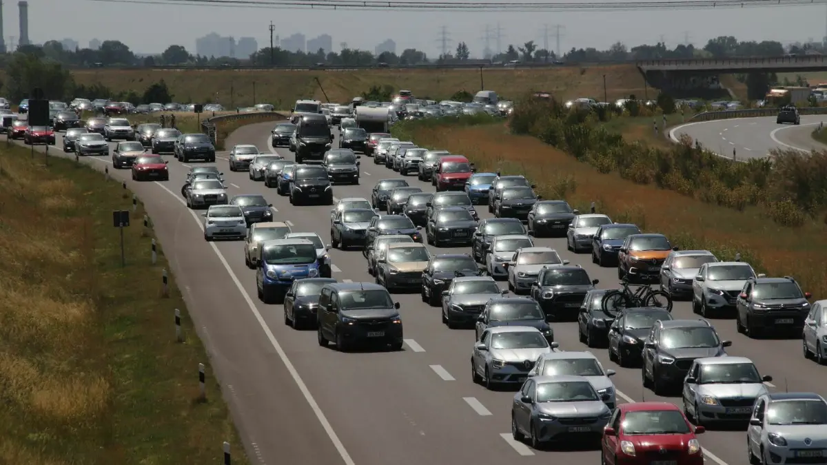 A11: Die Autobahn durch den Barnim und die Uckermark gehört zu den meistgenutzten in der Bundesrepublik. Die Rastplätze an der A11 wurden nun kontrolliert und inspiziert.
Stau und Brand auf der Autobahn A11 Bernau