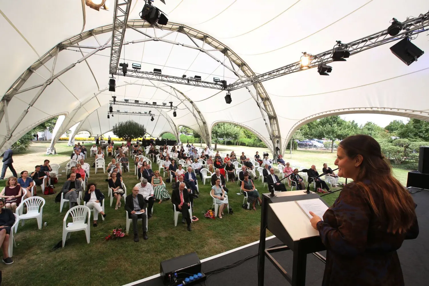 Kulturministerin Manja Schüle (SPD) spricht bei der Preisverleihung  des 18. Brandenburgischen Kunstpreises in Neuhardenberg am  15.08.2021
