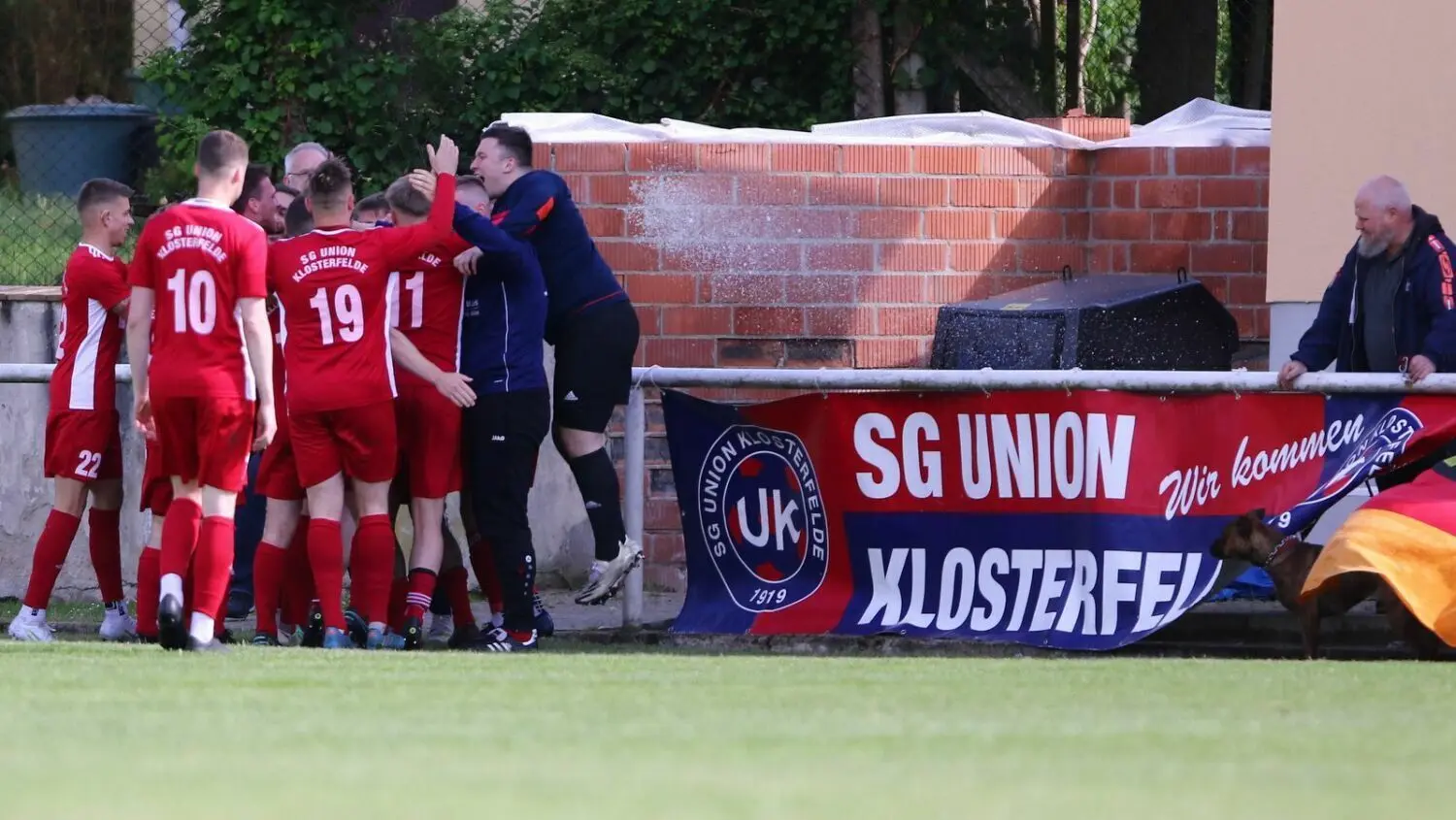 Riesenjubel in Zehdenick: Union Klosterfelde glückte am 27. Spieltag einer der ganz wichtigen Dreier. Steven Nowark wuchtete das Leder ins Netz und wurde anschließend von allen geherzt.