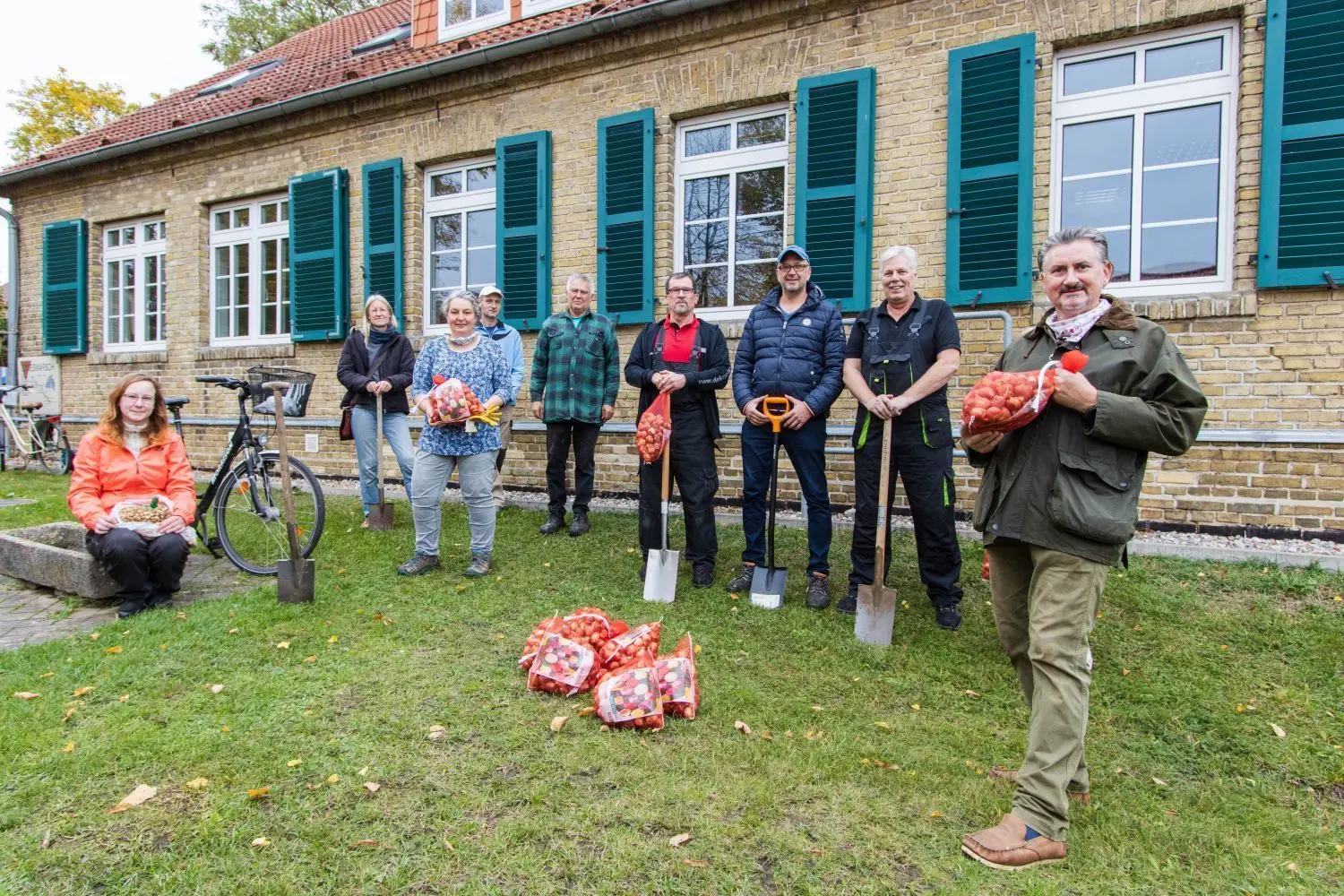 Schwanter Unternehmer und die Umweltgruppe Oberkrämer kommen für das alljährliche Stecken der Blumenzwiebeln in Schwante zusammen.