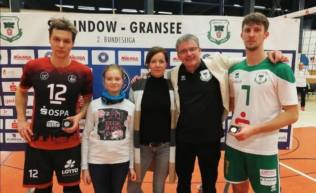 Warnemündes Ole Ernst (links) und Matti Binder vom SV Lindow-Gransee (rechts) wurden als "wertvollste Spieler" ausgezeichnet. Die Medaillen überreichten Teammanager Dirk Schmidt und Christina Hagen, Prokuristin von Hauptsponsor Gasitech.