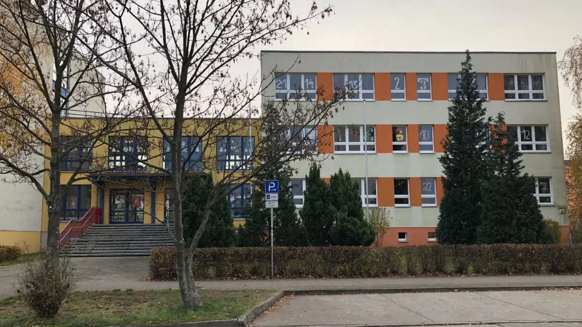 Die Löwenzahn-Grundschule in Velten-Süd und das Bürgerhaus haben eine Verbindung, sodass die Kinder die sanitären Anlagen des Bürgerhauses mitnutzen können.
Die Löwenzahn-Grundschule in Velten-Süd und Bürgerhaus, beide haben eine Verbindung zueinander, sodass die Kinder die sanitären Anlagen des Bürgerhauses mitnutzen können.