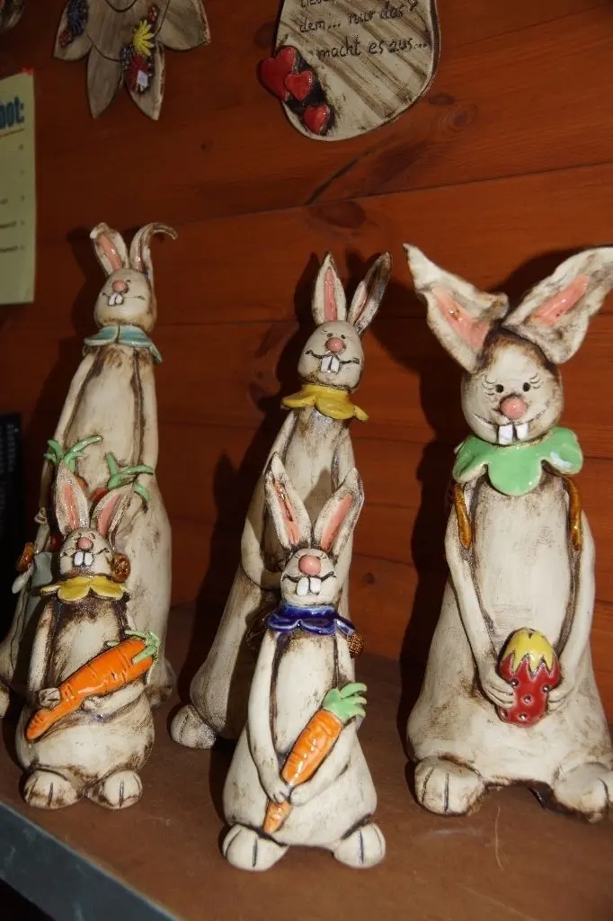 Kreative Vielfalt: Die fröhlichen Osterhasen sind jetzt im Frühling gefragt. Aber auch Robben, Leuchttürme, Blumen und Glocken für den Garten werden in Susann Richters Ofen gebrannt.
