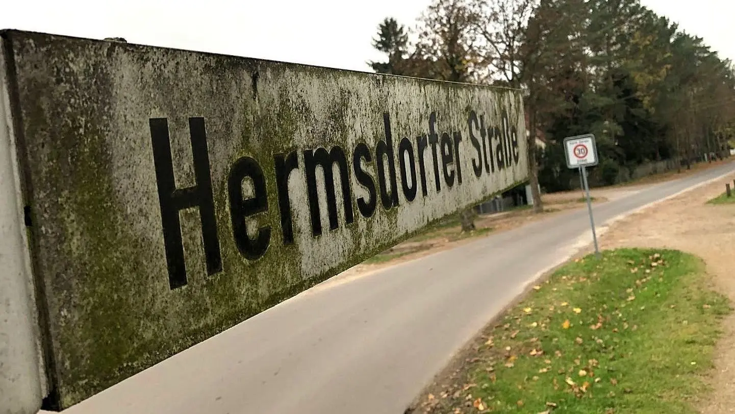 Bisher wurde sie immer nur provisorisch ausgebessert: Nun soll die Hermsdorfer Straße in Schildow für 1,8 Millionen Euro ausgebaut werden.