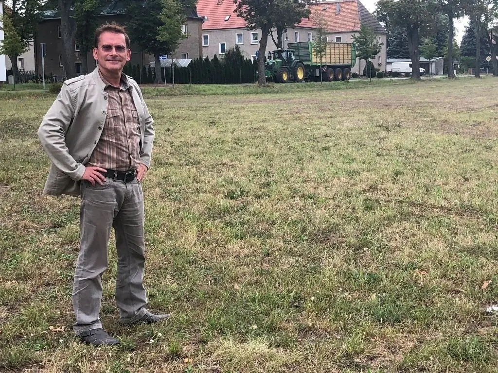 Stefan Lochner, Geschäftsführer der WBG auf der Wiese Wegendorfer Straße, für die die SVV Werneuchen am 12.9.2019 einen Aufstellungsbeschluss für einen B-Plan traf. Hier soll eine Mietwohnungssiedlung entstehen. Werneuchen am 13. September 2019