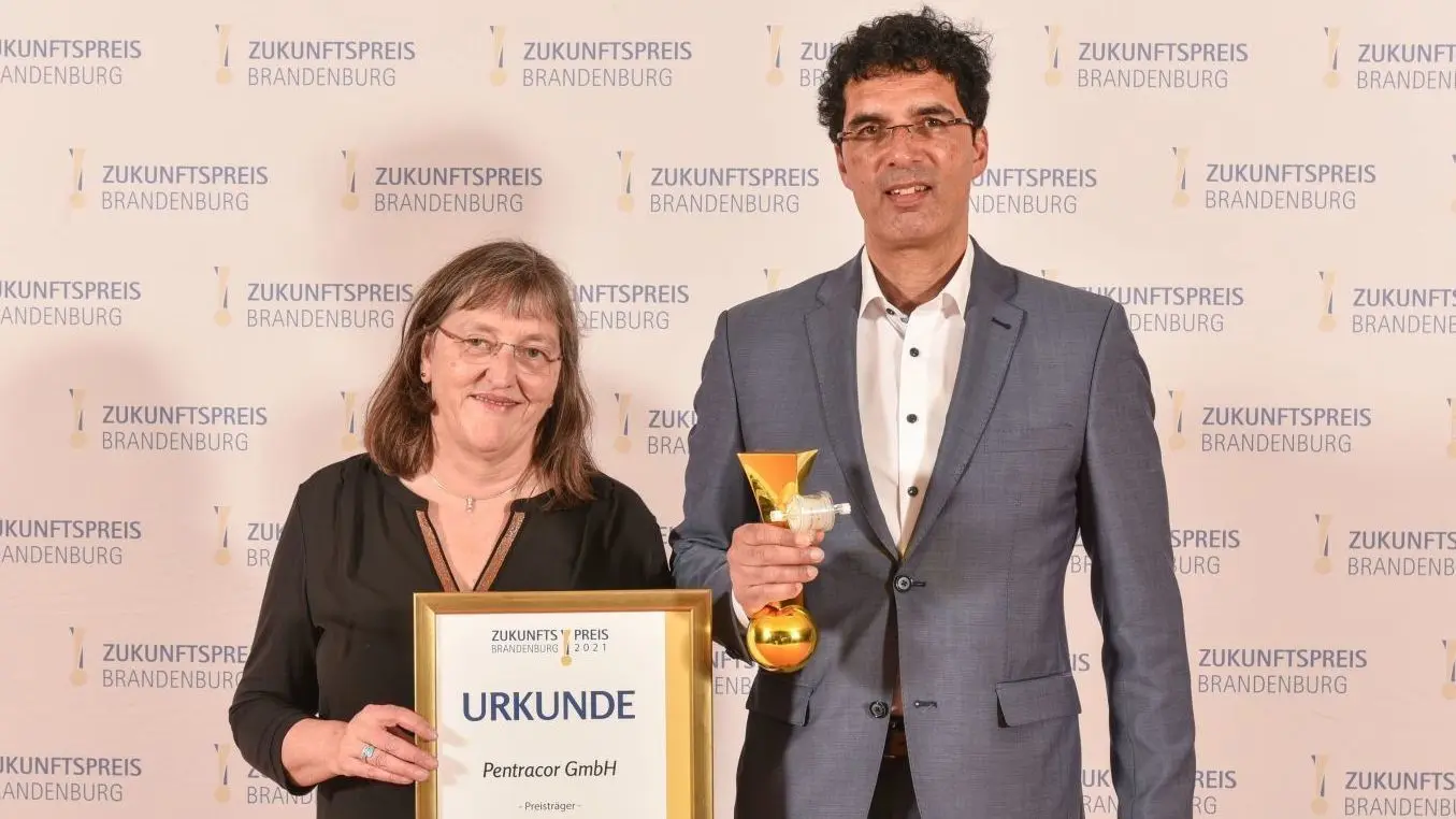 Ausgezeichnet für ihre medizinische Innovation: Birgit Vogt und Ahmed Sheriff von der Hennigsdorfer Firma forschen seit 2003 an einer Therapie gegen Herzinfarkte, die auch Covid-19-Patienten das Leben retten kann.