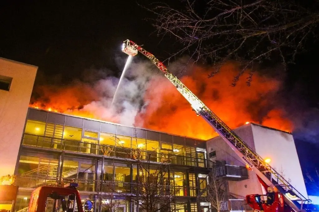Meterhoch loderten die Flammen, die Feuerwehr bekämpfte das Feuer von der Drehleiter aus.