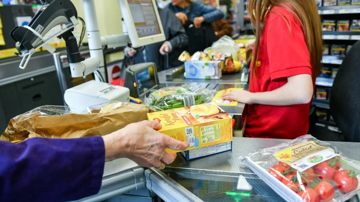 Eine Kundin nimmt Waren vom Band an der Kasse im Supermarkt. Noch immer steigen die Lebensmittelpreise – in Brandenburg im unteren zweistelligen Bereich.
ARCHIV - 18.09.2019, Berlin: Eine Kundin nimmt in einem Supermarkt Waren vom Band an der Kasse, nachdem eine Kassiererin die Waren gescannt hat. Deutsche Verbraucher und Unternehmen müssen sich nach Einschätzung des Ifo-Instituts auf weitere Preiserhöhungen einstellen. (Zu dpa "Ifo: Viele Unternehmen planen Preiserhöhungen") Foto: Jens Kalaene/dpa-Zentralbild/dpa +++ dpa-Bildfunk +++