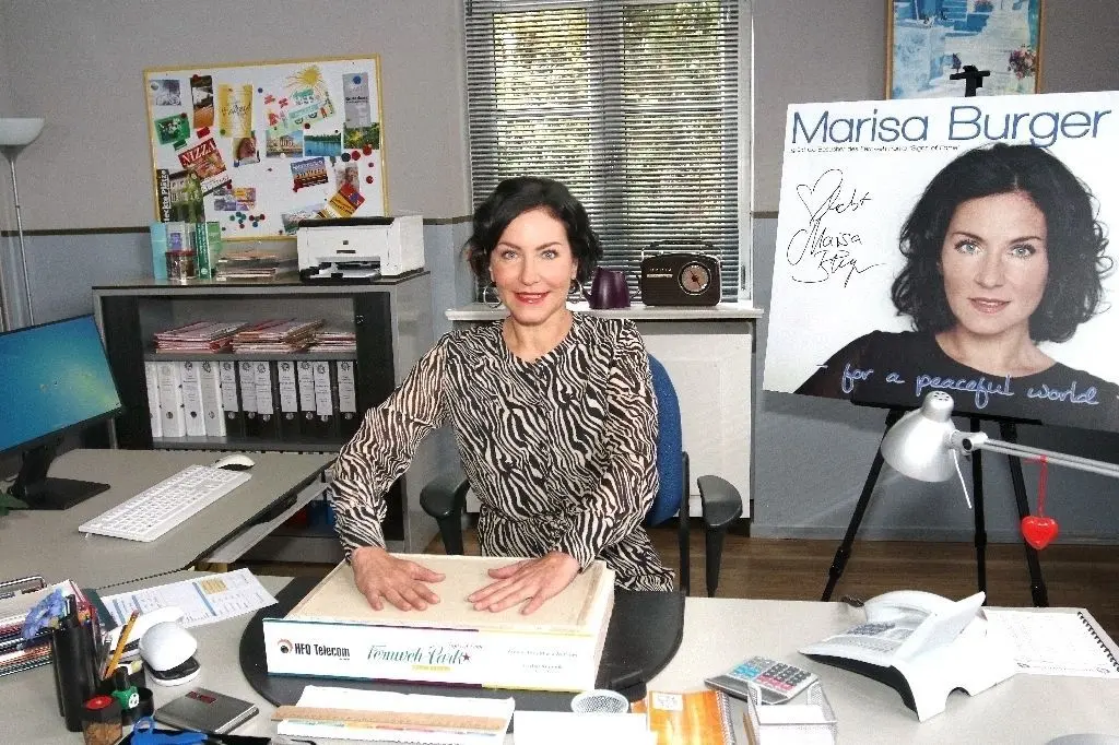 Handabguss zum Serienjubiläum im Soko-Büro: Zum Film wollte die Münchenerin eigenen Aussagen nach seit frühester Jugend.