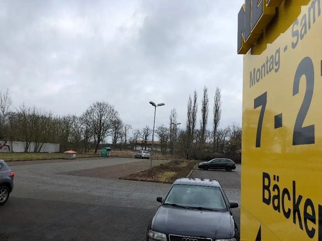 Das Gelände für das TAZ liegt zum Teil hinter dem Parkplatz vom "schwarzen" Netto an der Germendorfer Allee.